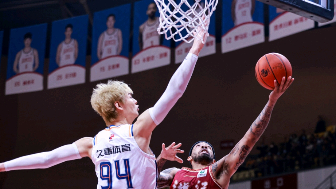 新疆队翻盘骑士，王哲林高光表现