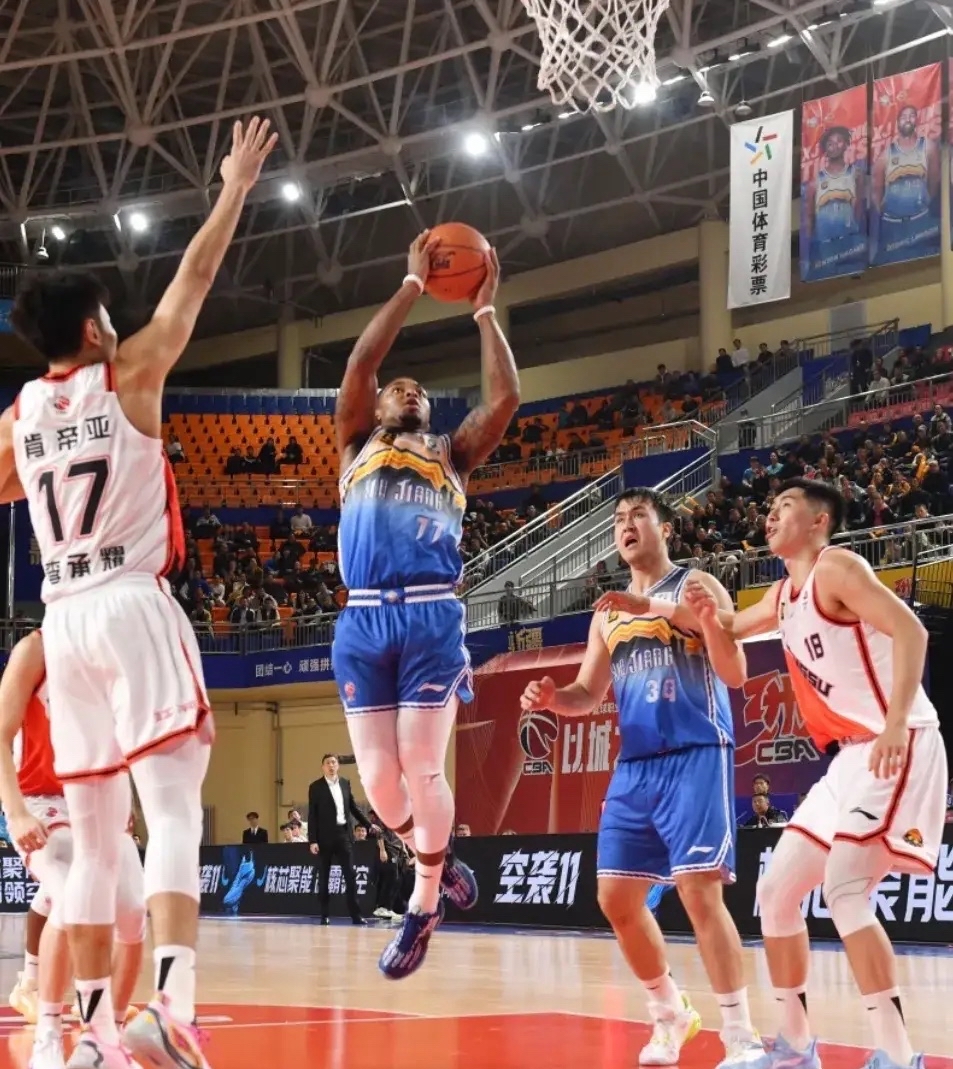 泰国队鏖战日本队，黄鸭组合状态火热