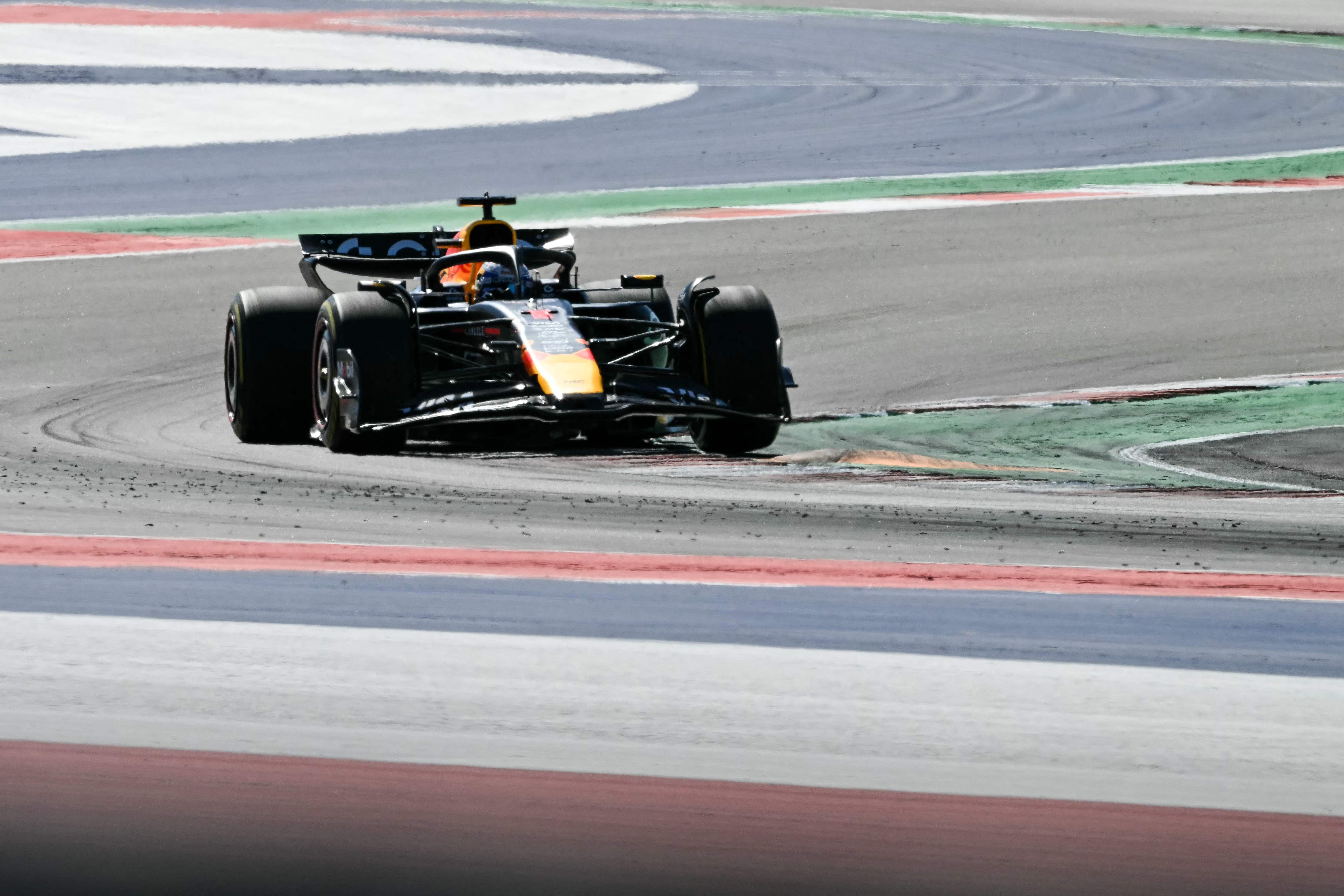 红牛车队力克迈凯伦，维斯塔潘带队取胜