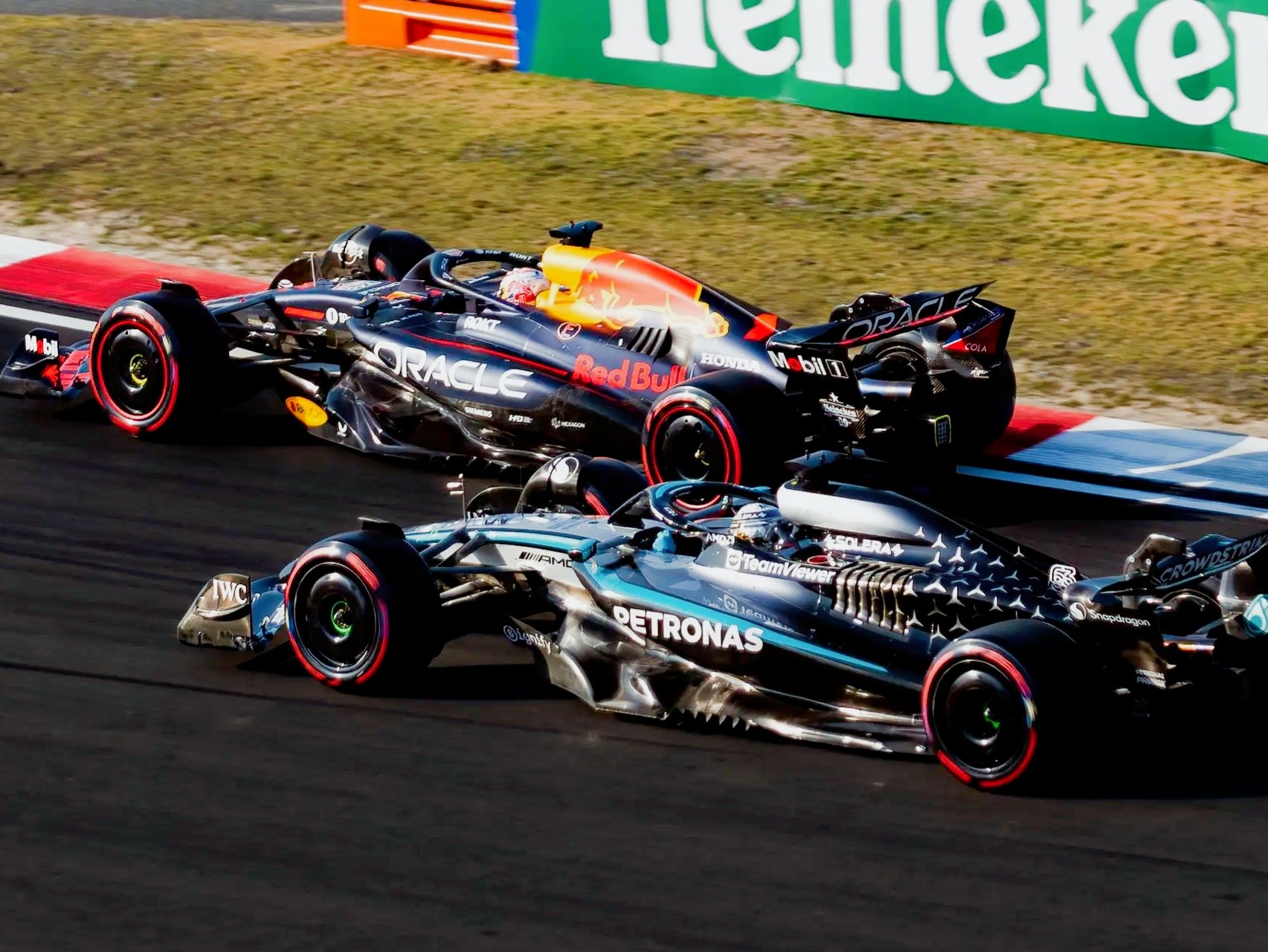 红牛车队碾压梅赛德斯，皮亚斯特里点燃赛场