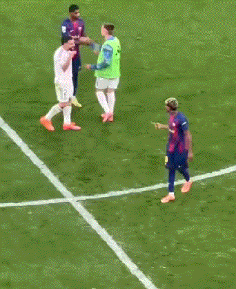 巴萨横扫波兰,库尔图瓦扛起全队 巴萨横扫波兰,库尔图瓦扛起全队