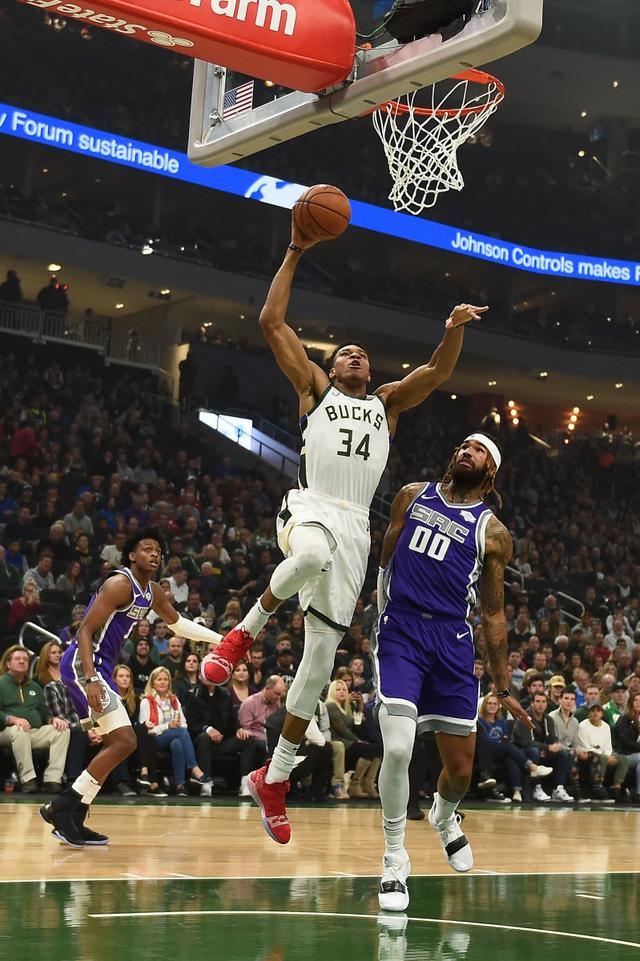 雄鹿力克灰熊，布克统治全场