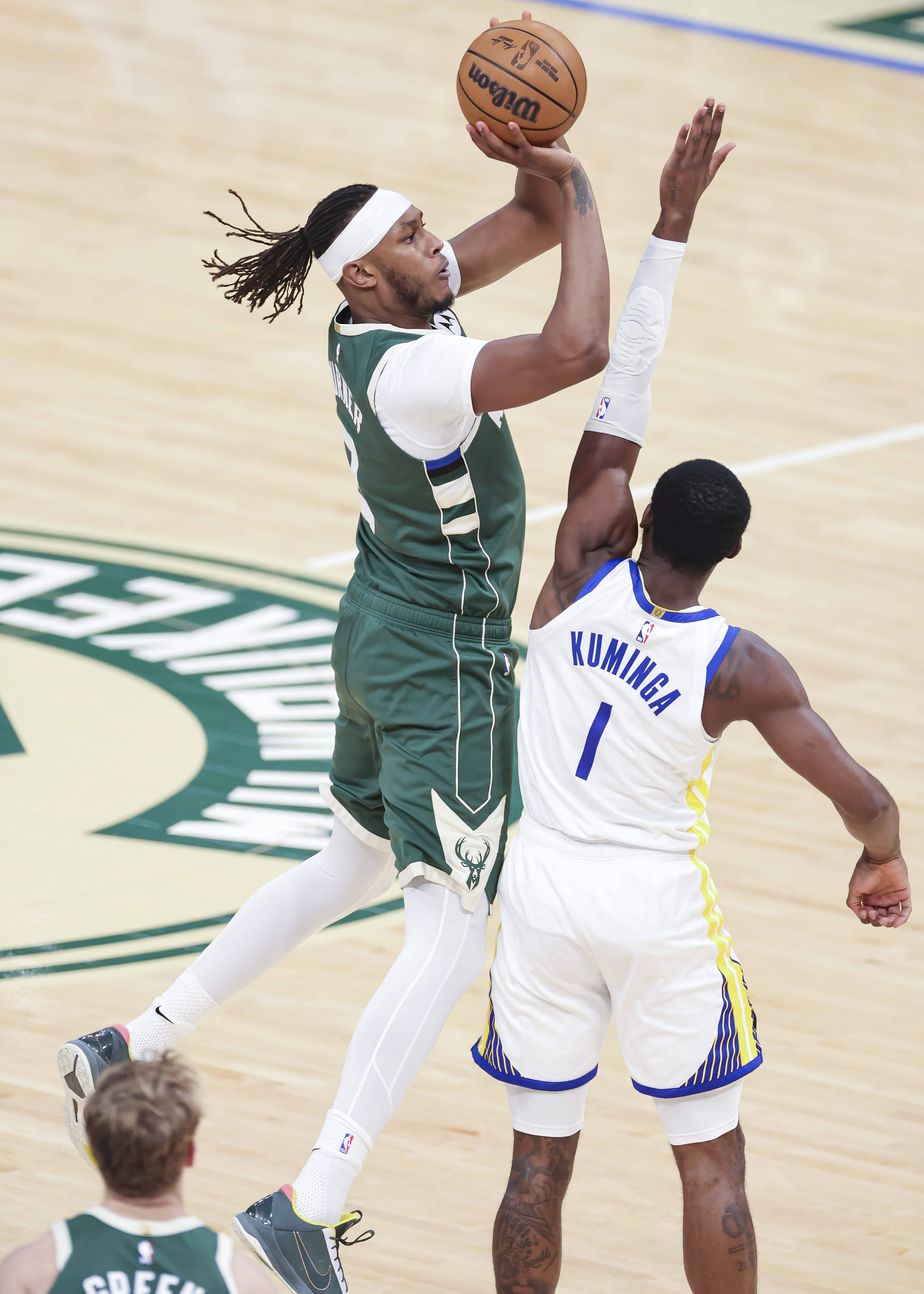 江苏队逆转雄鹿，库里高光表现