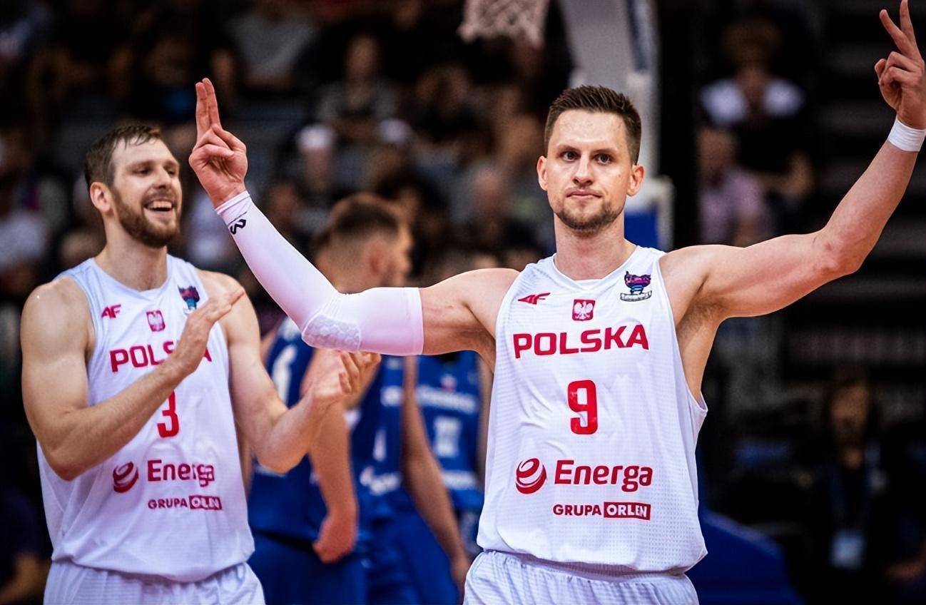 瑞士轻取波兰，卡塞米罗点燃赛场