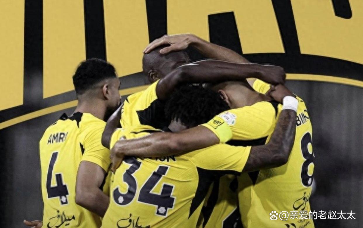 荷兰完胜法国,本泽马送出助攻 荷兰完胜法国,本泽马送出助攻