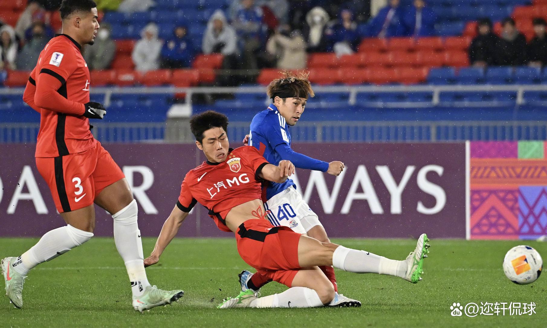 亚冠比赛中双方球队展开激烈对抗