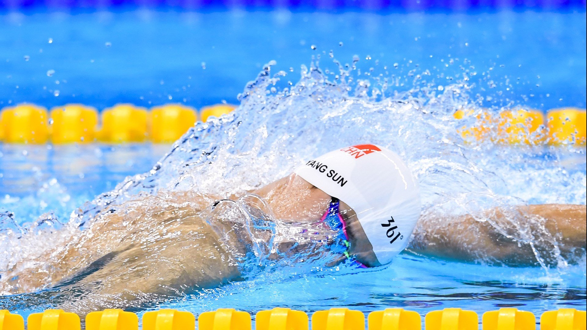 霍勒迪关键连击撕裂防线，雄鹿末节发力客场擒黄蜂